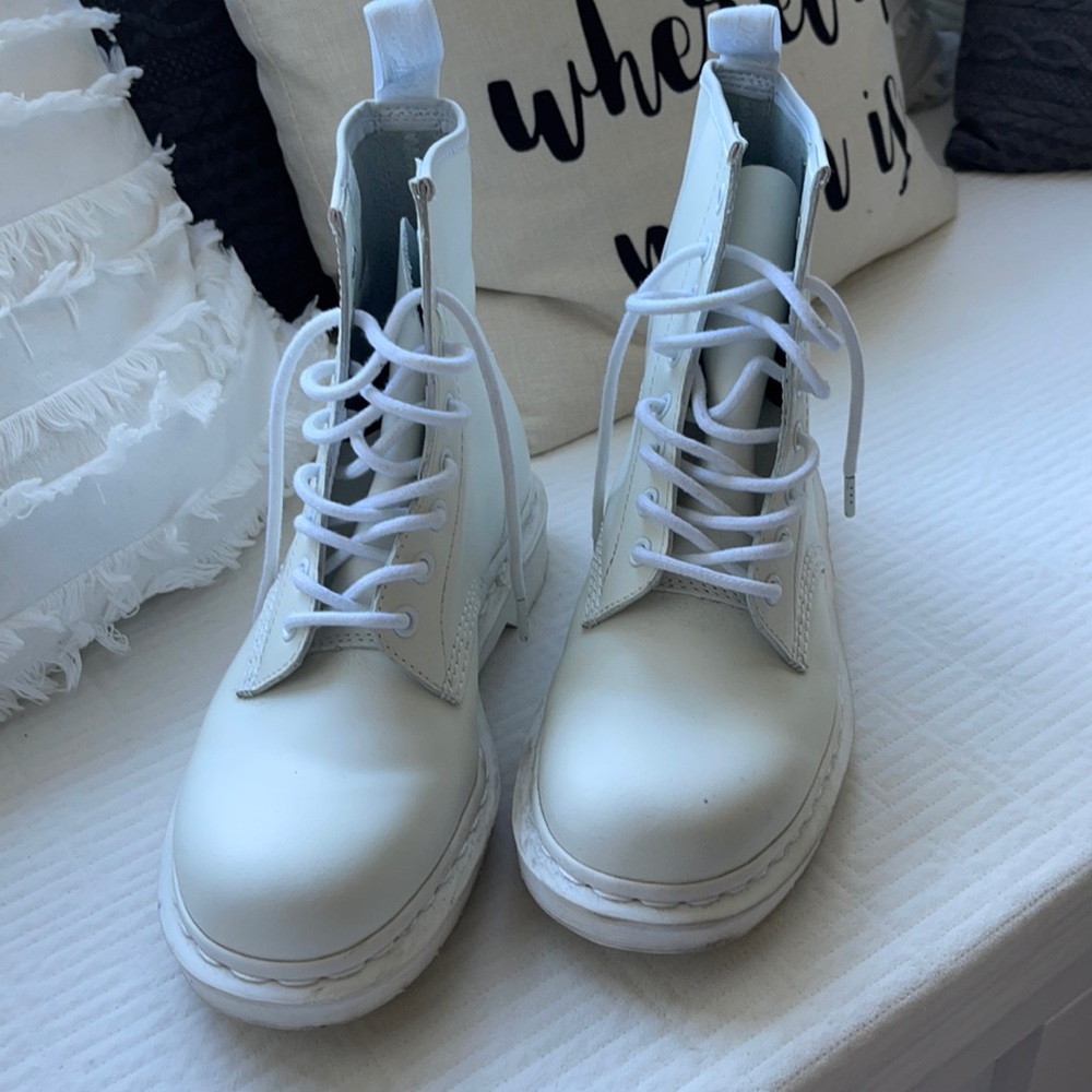 1460 MONO SMOOTH LEATHER LACE UP BOOTS - White
